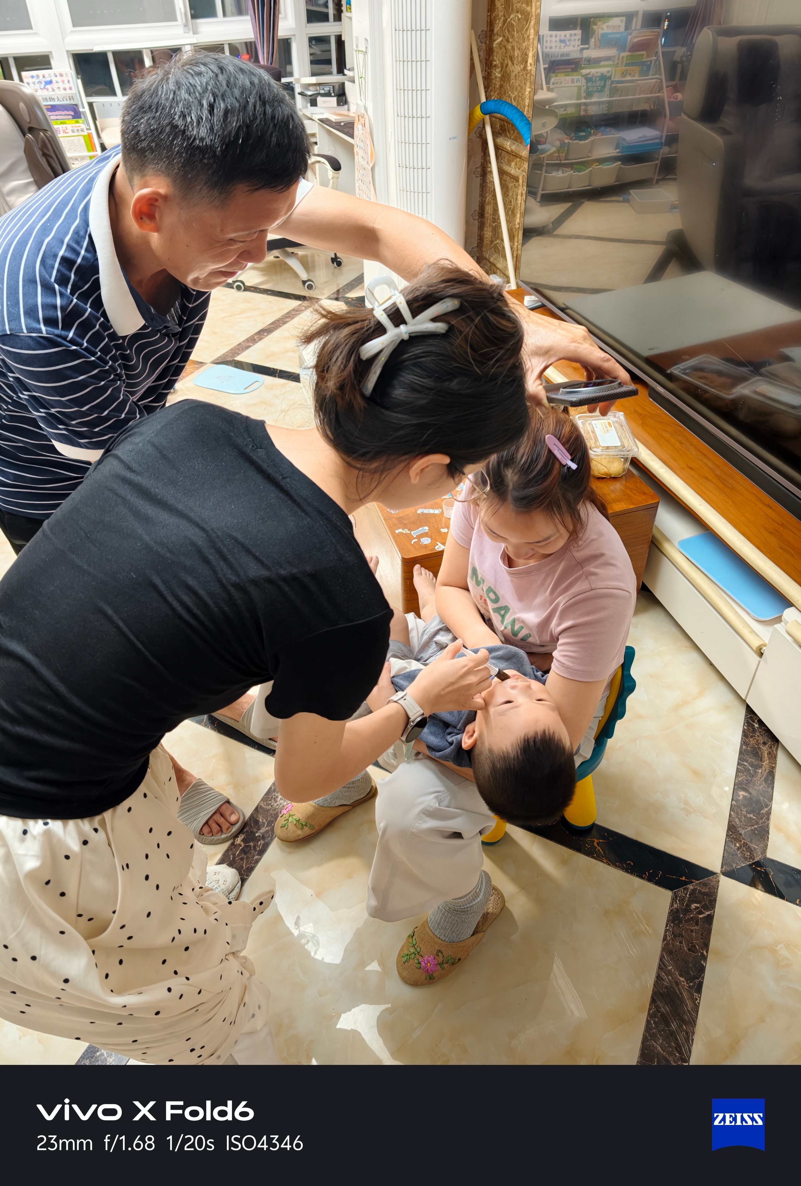 给孩子喂药需要几个人？