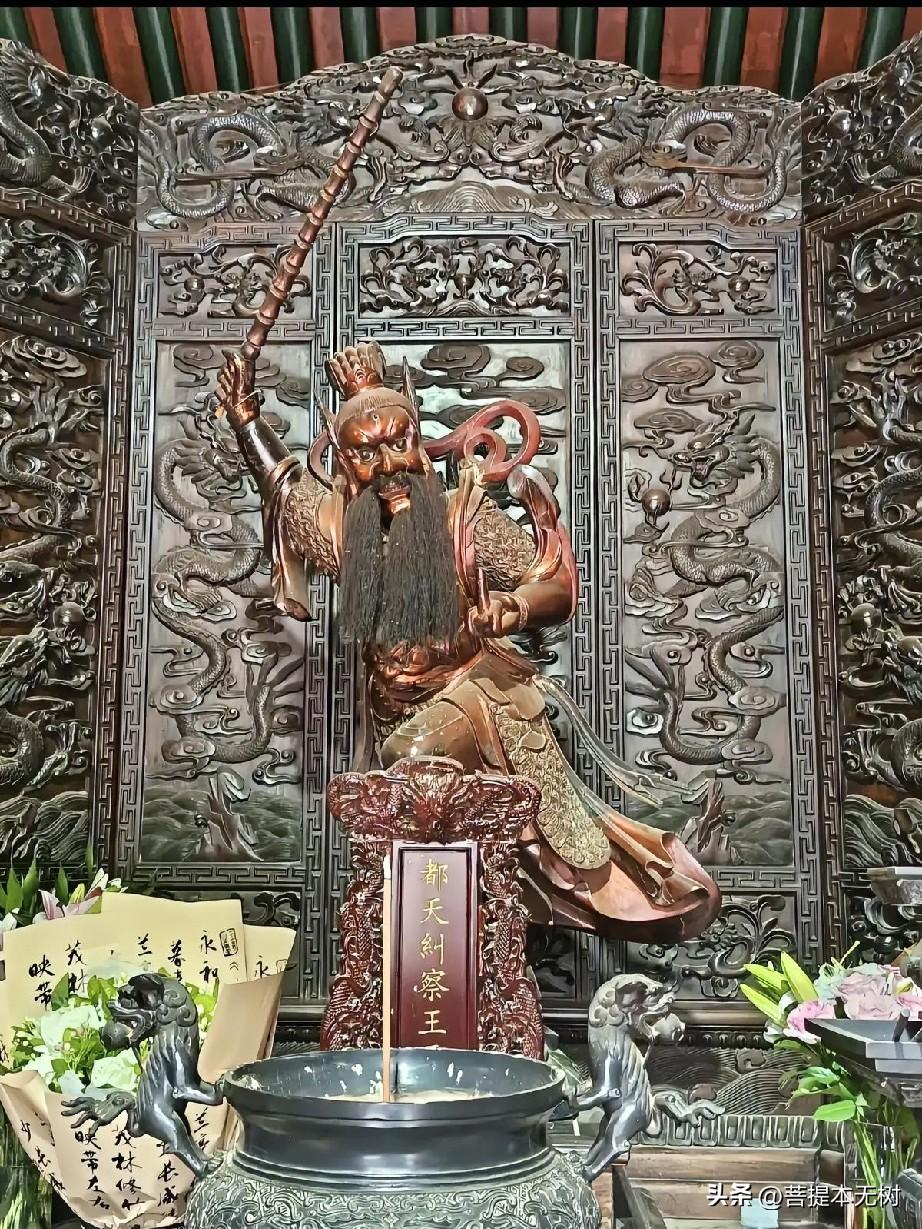 北京白云观灵官殿｜道观进门第一神，都天纠察王灵官
 
但凡走进道教寺院，跨过山门