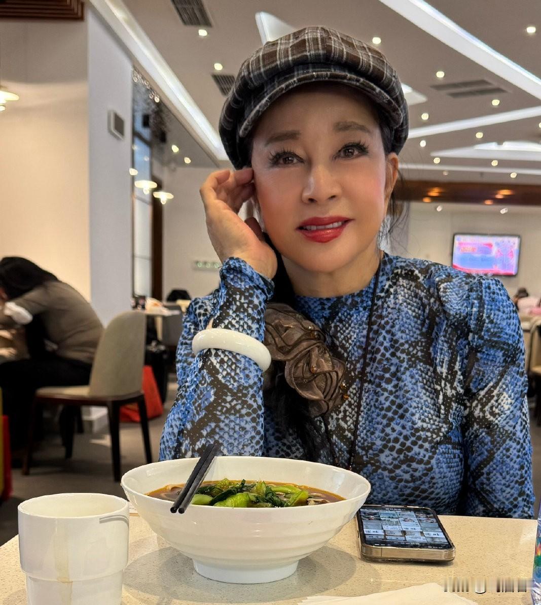 超级喜欢庆奶这种精神气，七十五了，可在她身上仍然看到活力十足，爱拼才会赢的劲头。