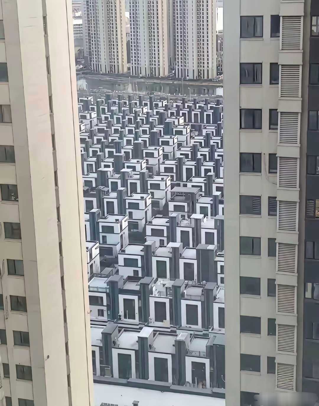 第一眼看上去以为是公墓，再细看，原来是别墅。