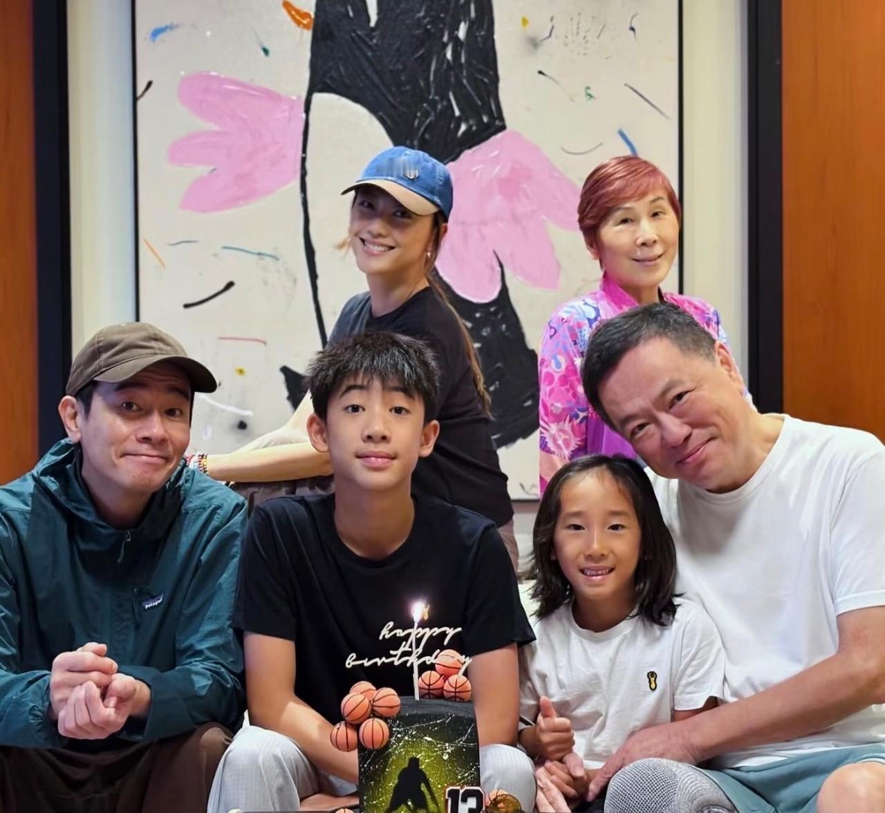 陈小春为大儿子庆13岁生日，岳父母一块出镜，一家人其乐融融！

感觉他的小儿子真