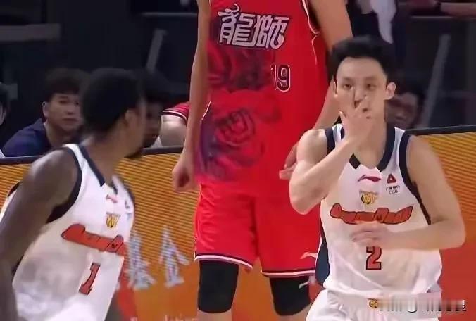 原来这个手势是让人闭嘴。
让谁闭嘴呢？
谁又说徐师傅什么？
投入3分后做出这个手