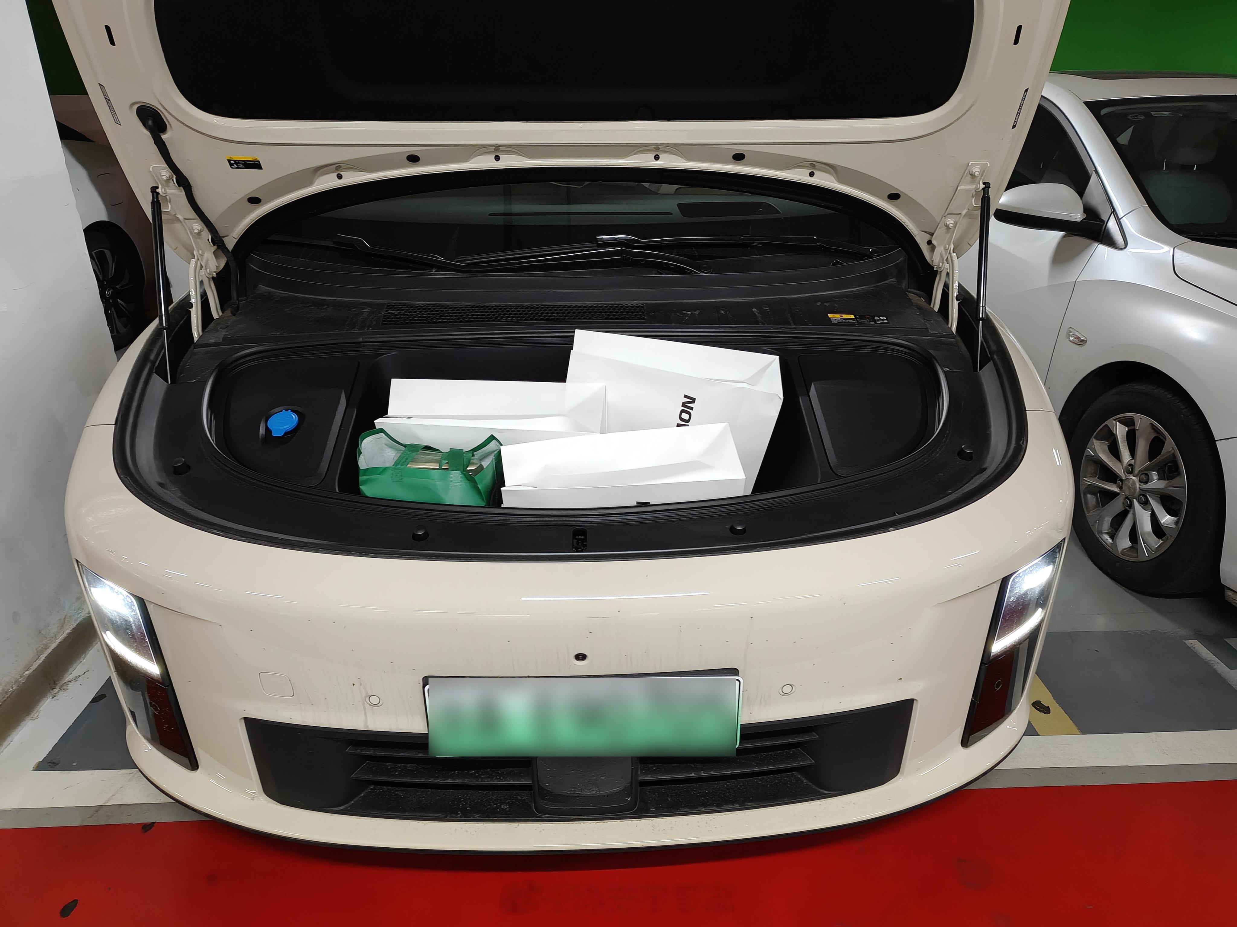 逛商场随手把理想i6停在了角落，买完东西准备开后备箱，突然反应过来：哎？我有前备