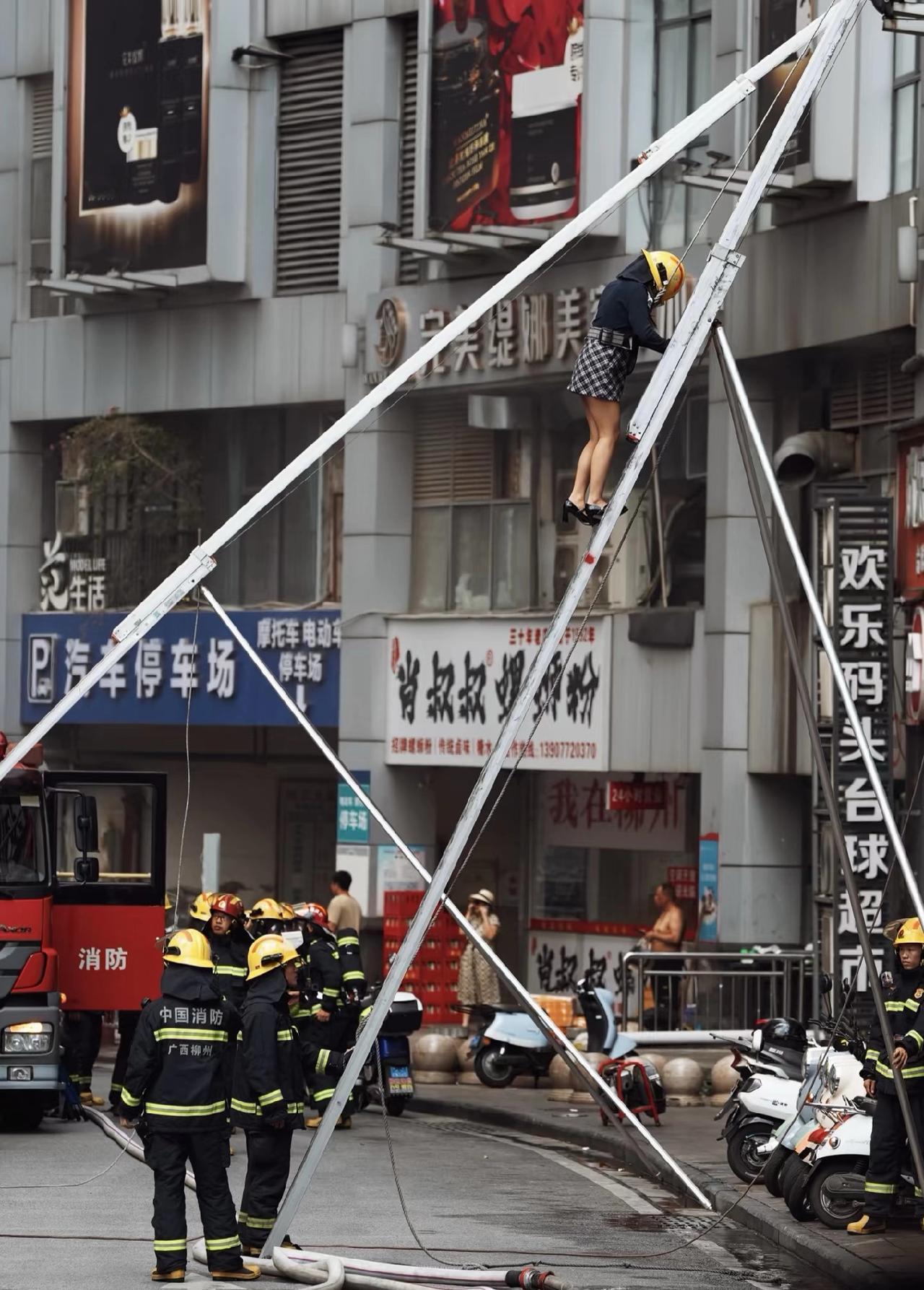 天啊，还有人一直被救下来。

柳州风情港起火了，消防员效率好高！点赞！看来今年的