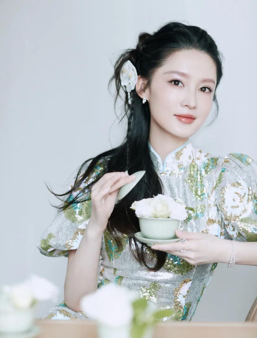 一天，李沁回到上戏昆曲班，她曾在这个地方秘密受训多年。本以为会开心异常，哪知她却