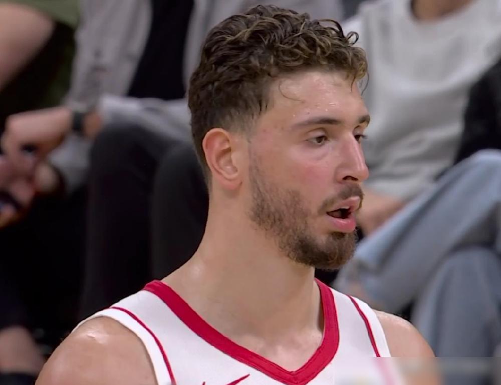 输36分算什么？乌度卡把火箭更衣室骂成了太平间。
发布会上他攥着战术板指节发白