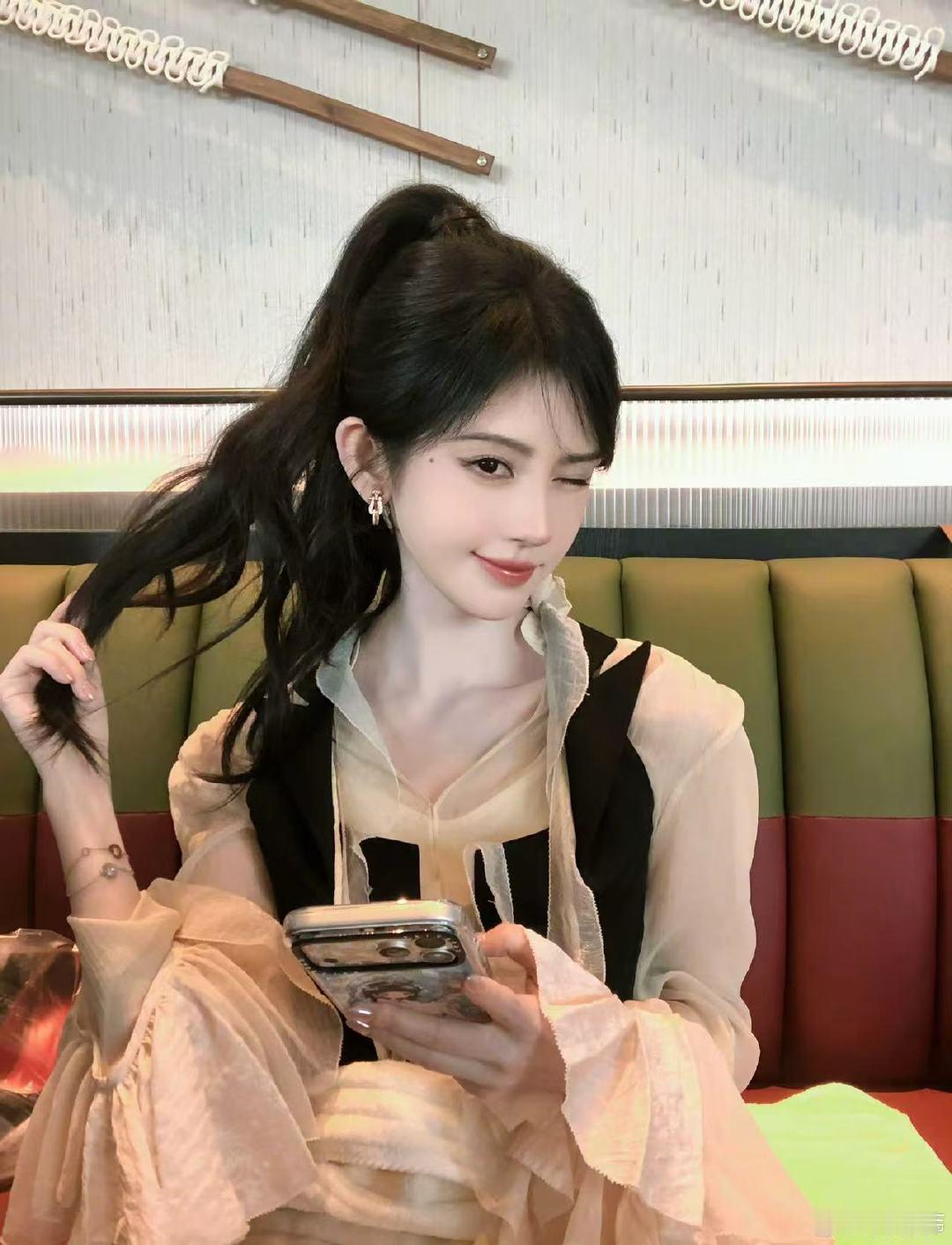 鞠婧祎原来是这样出片的鞠婧祎高马尾黑高跟完全神 