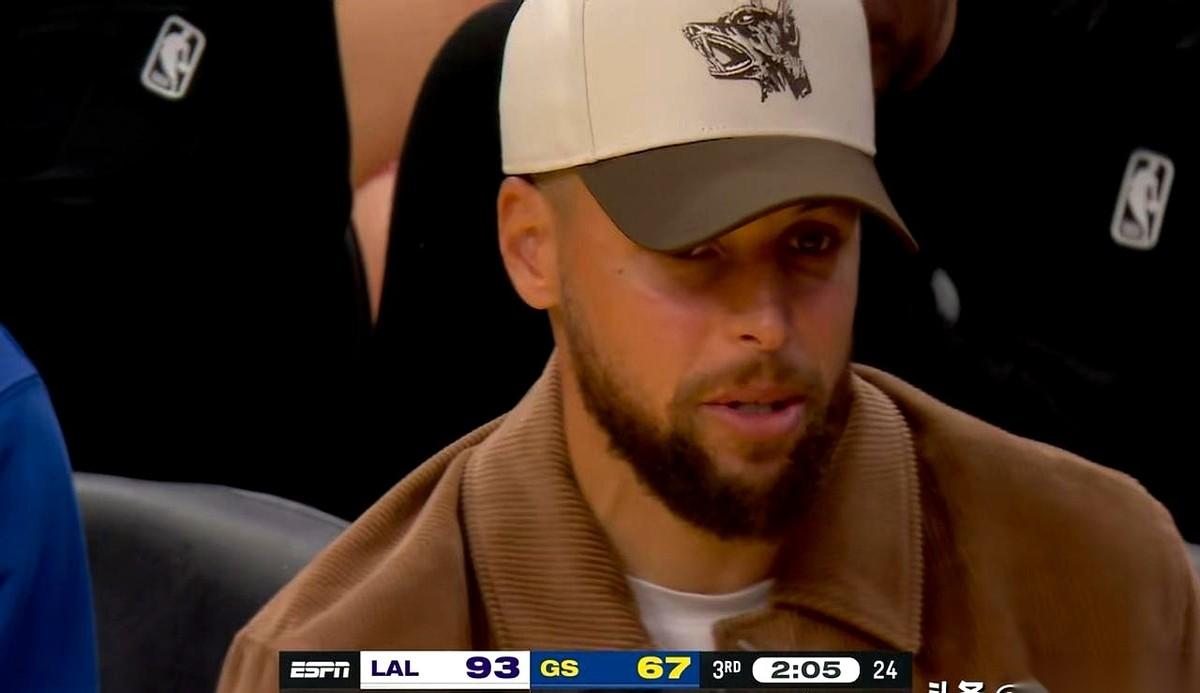 真的，当镜头切给库里那一刻，我都不敢看了。
那张脸上写满了“我是谁？我在哪？这打