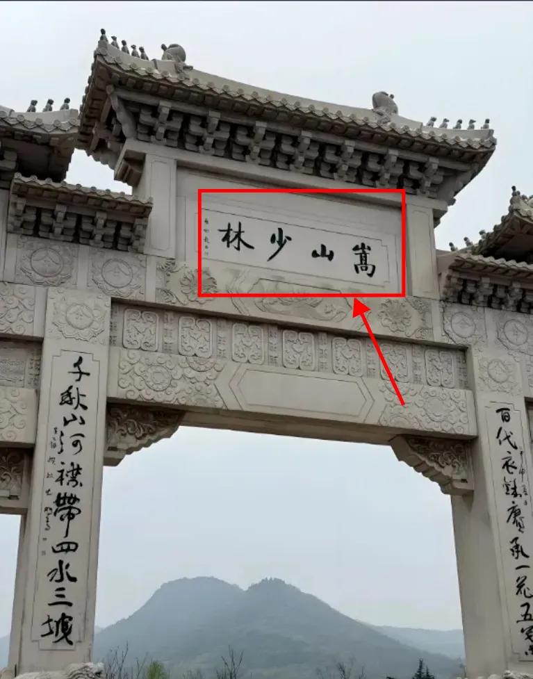 少林寺刚换了个穷方丈
同学今天去旅游
他说变化是真大，停车场居然满了，难道都是来