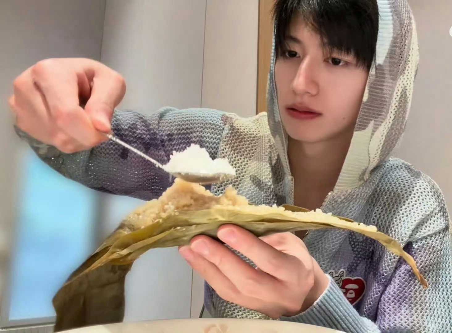 一只甜食重度依赖的咪呀 好可爱朱志鑫吃粽子配致死量白糖