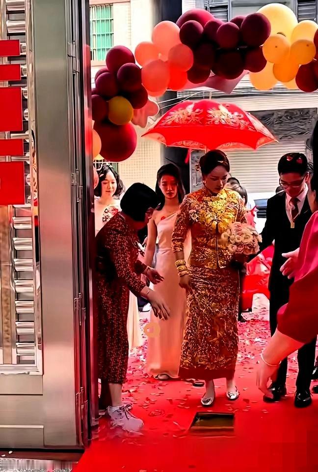 广东婚俗这股清流，才是结婚该有的样子！

同事娶佛山姑娘掏1万8彩礼，岳父直接回