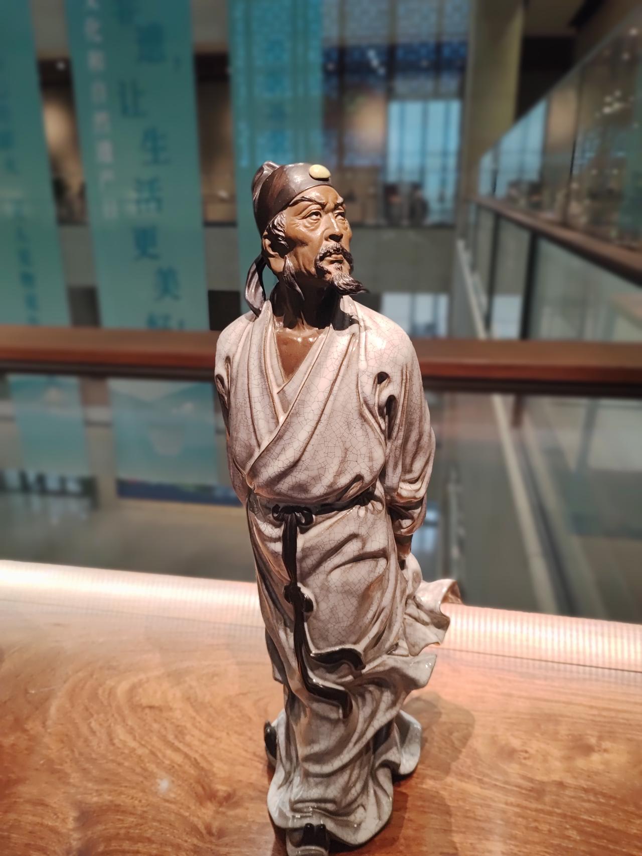 有人说他是杜甫
我觉得不是

我认为是
关汉卿

真是啊
每个人心里都有一个哈姆