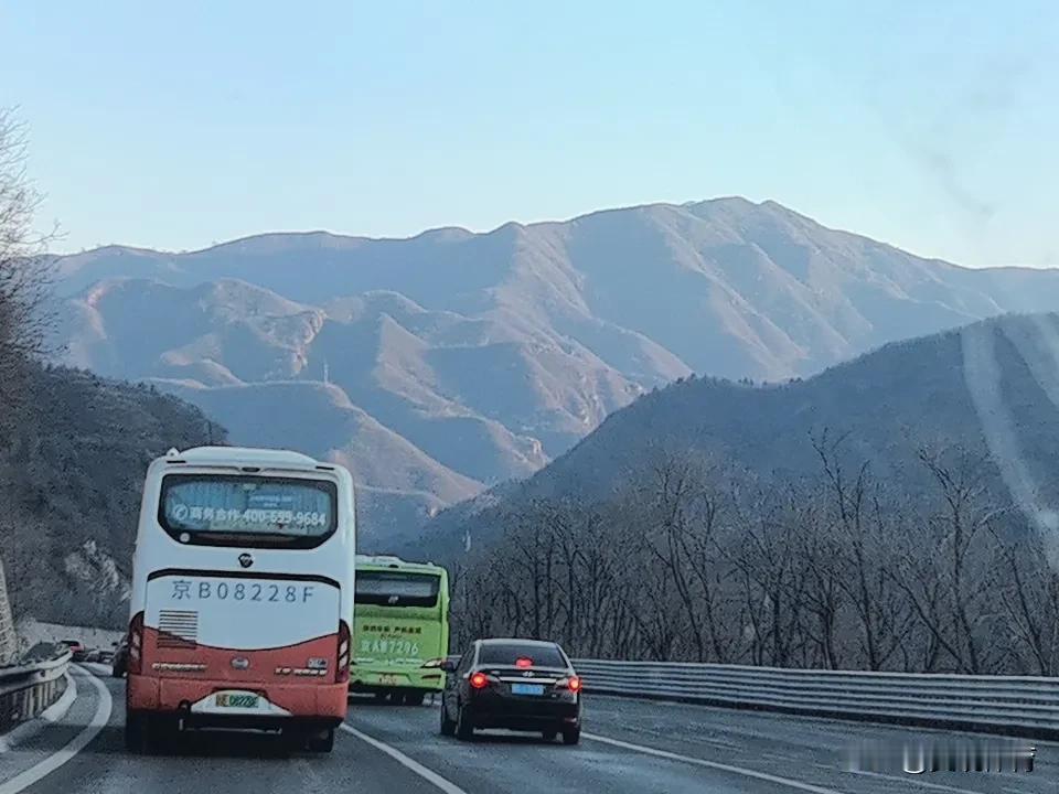 车行于山岭峡谷中的崎岖道路上，去年12月中旬下的残雪基本找不到踪迹。