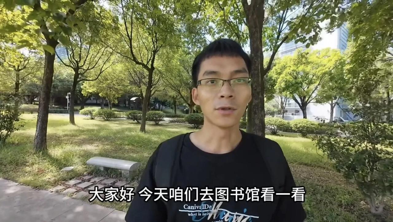 看来大家都误会唐尚珺了，他用实际行动证明自己还是以学业为重。

唐尚珺自从上大学