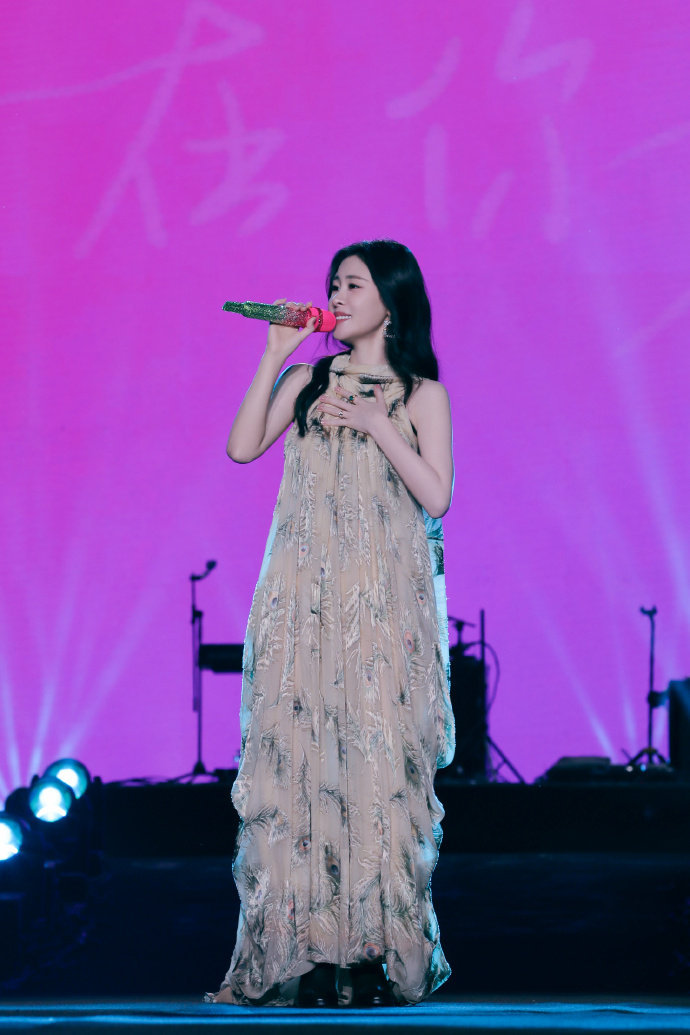 张碧晨日照初光天籁演唱会，孔雀开屏天籁下凡～ ​​​