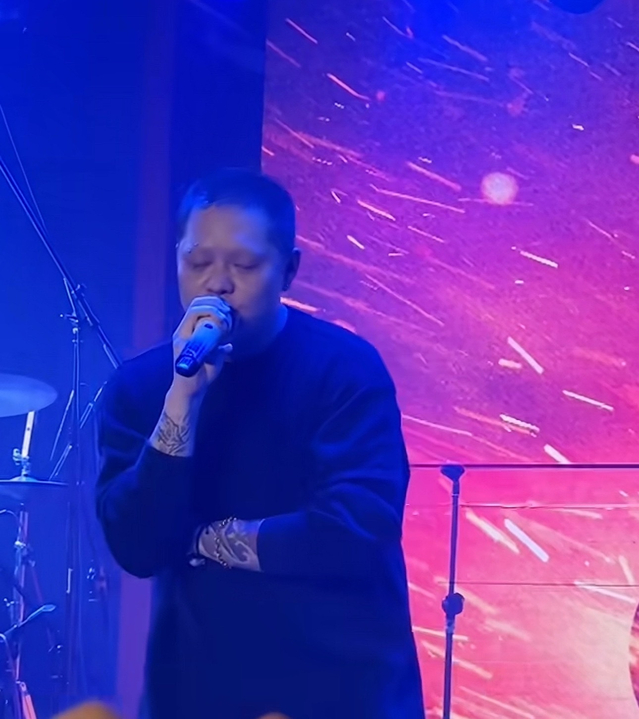 贰万最新演出自曝将参加《巅峰对决》！表示这么多年很遗憾，今年真得使使劲了！贰万