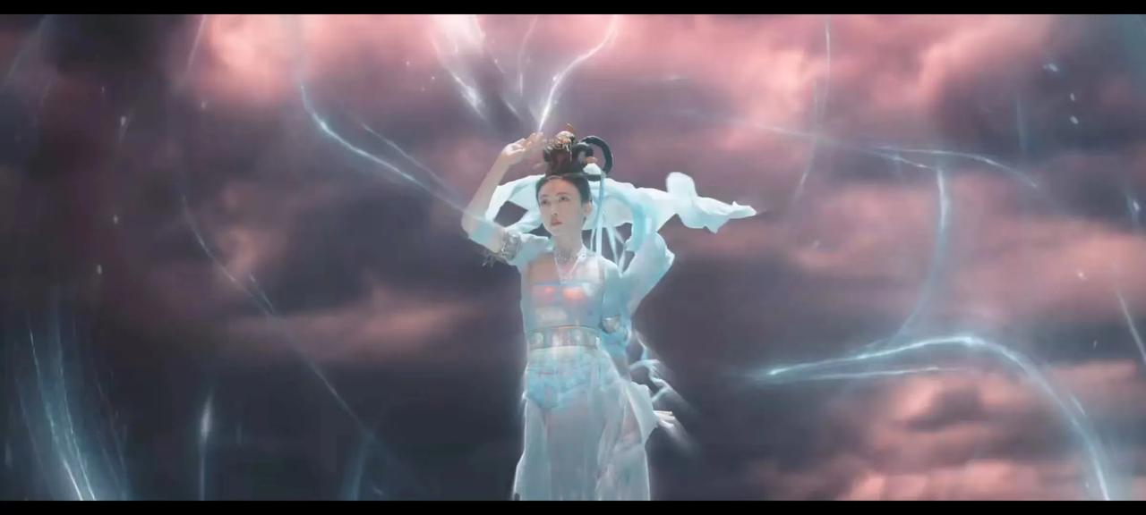 无意打开了《墨雨云间》，还以为来到了《长月烬明》。[白眼]好家伙，女主弹个琴都能