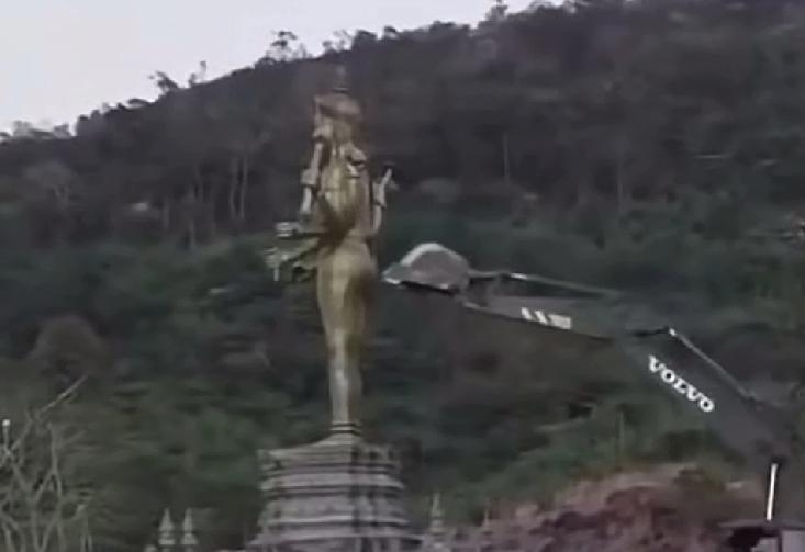 泰国军队进入柬埔寨后摧毁印度教哈努曼神像。有消息说泰军还打击国际呼叫中心，摧毁了