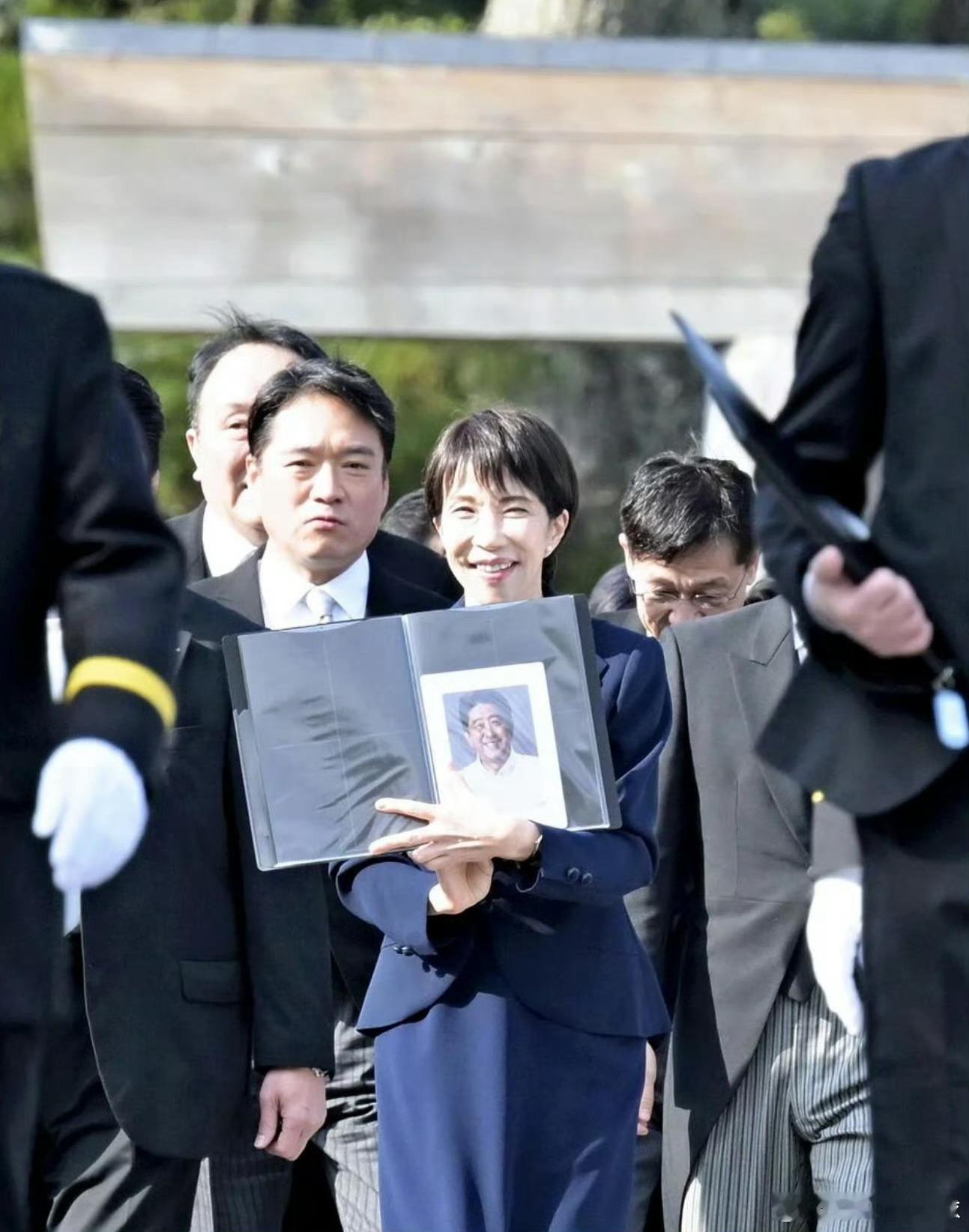 高市早苗手持安倍画像参拜2026年1月5日，日本首相高市早苗手持安倍晋三画像参拜