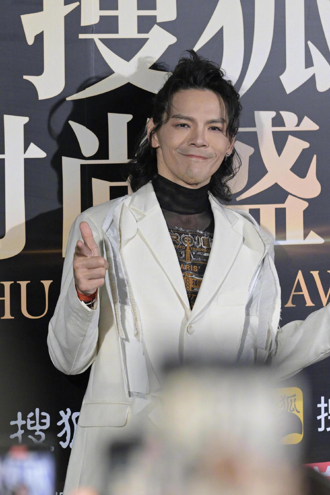 向佐还原摸鼻子手势  向佐国风造型  身穿白色剪裁西装搭配国风长袍出席 搜狐时尚