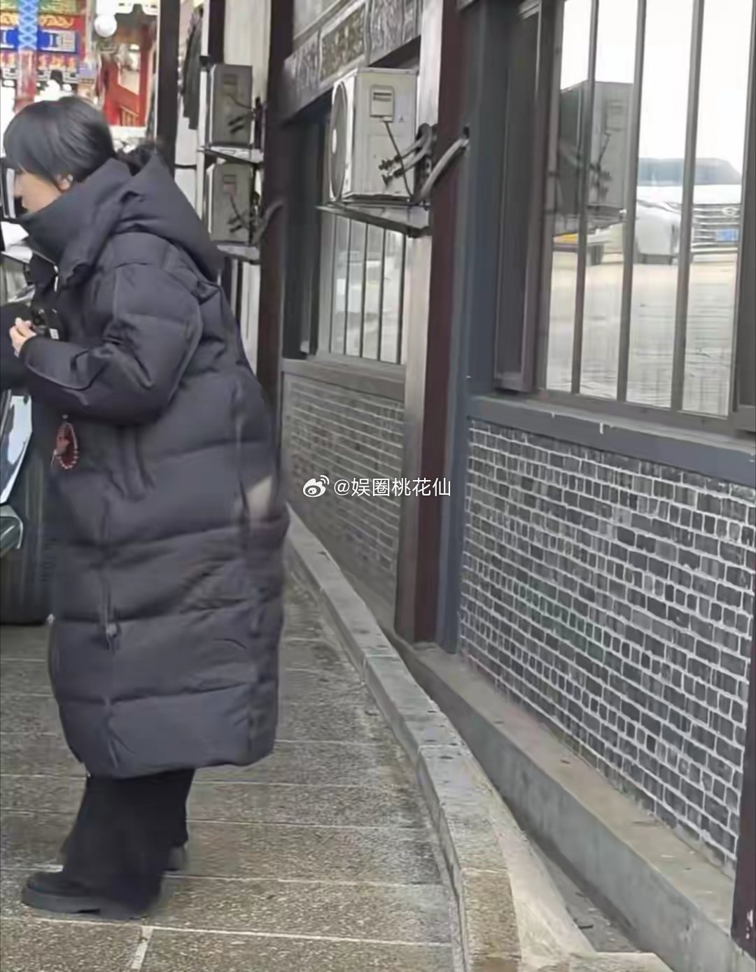 郭京飞又上大孤山鲍莉出镜好漂亮，两人乘坐沪牌大奔太带派！郭京飞这是焊在大孤山了吧