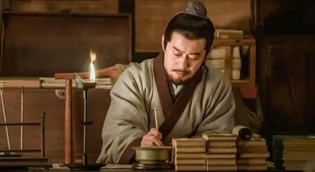 他们几个出于好奇，就想去看看。到了那个地方，范仲淹一眼就看到了坐在角落里的甄金莲
