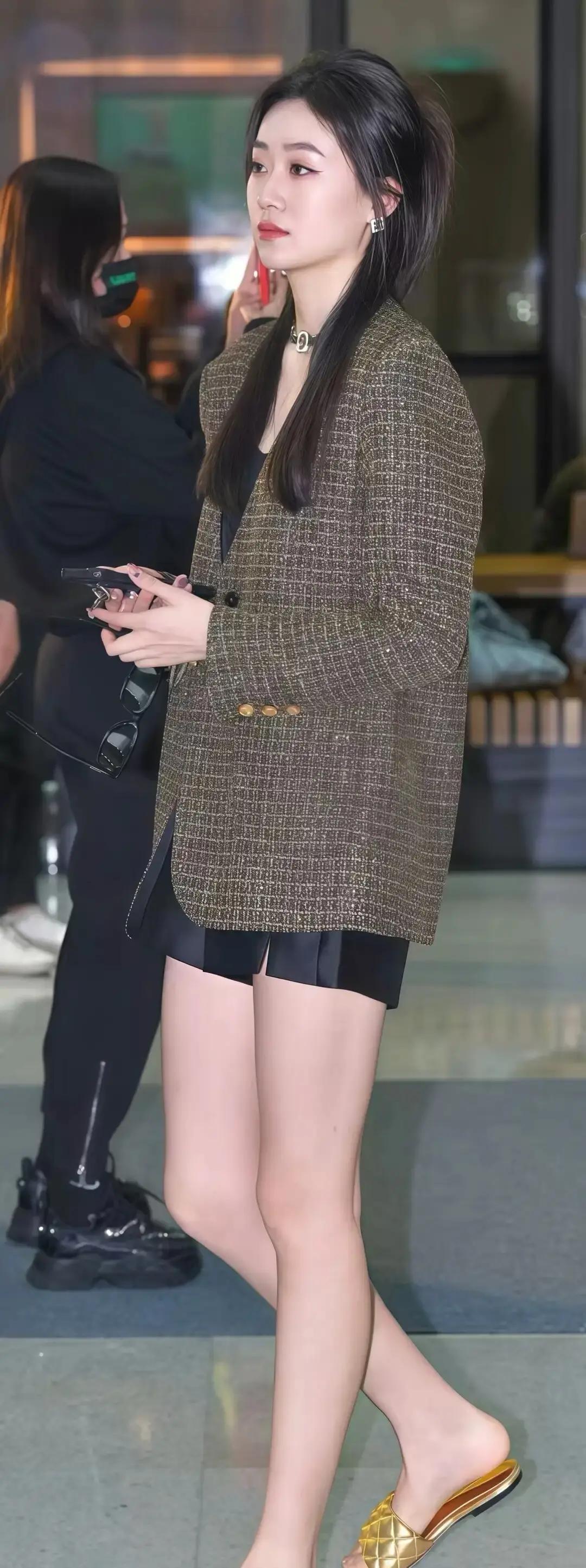 穿西装短裤被说像中介？
 
今天这套，西装盖到大腿根，短裤短到看不见。腿长直接拉