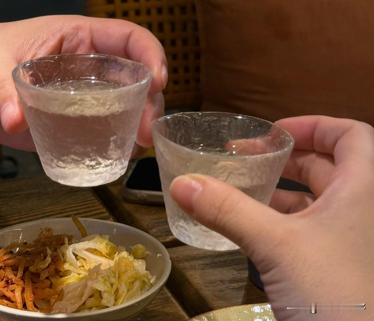 一口气畅饮了一斤西凤酒两杯酒喝完 夏天好喝的饮 半杯也上头 清茶两口 雪碧畅饮 
