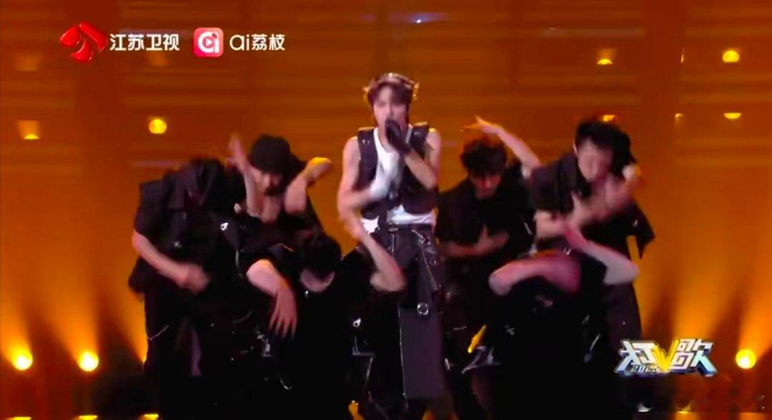 王子浩新世界remix版首演打歌2025直播 未来感曲调太绝了！鼓点一出来直接戳