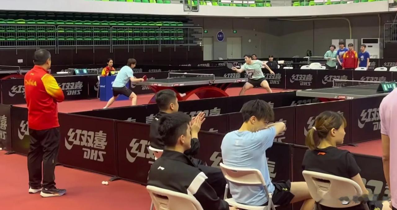 国乒进行混合团体赛
国乒有自己的春晚，兔年最后一堂训练课，以混合团体赛关键分的比