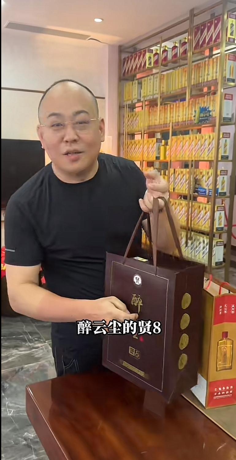 广东磊哥，这次下血本了，花1500块买了两条软中华，又备上两瓶醉云尘贤8，还有两