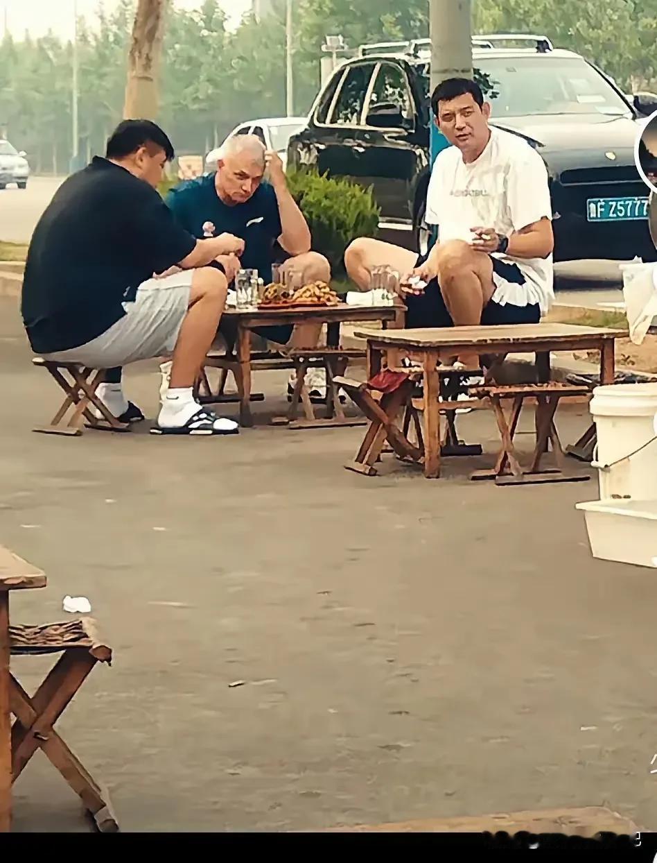 哈哈，巩大师也是如此接地气的人，一盘毛豆，一盘花生，再来点烤串，对了来上两桶扎啤