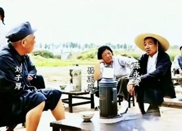 这是1975年,陈永贵副总理在河北临西县考察时，与时任河北省委第一书记刘子厚、省