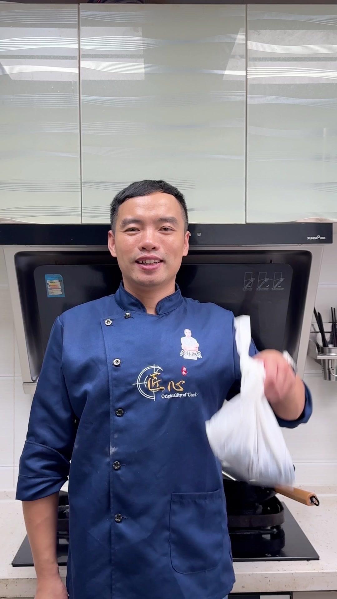 🍳湖南特色太极图鳝鱼，做法超简单！准备手指粗的小鳝鱼，还有姜、紫苏等配料。
1