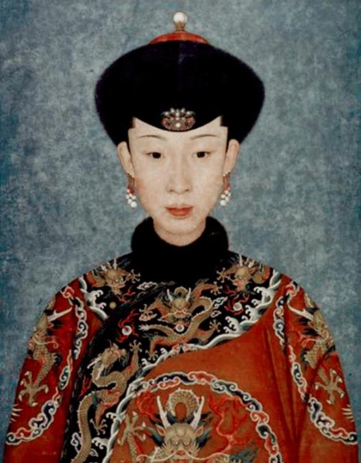 1765年，38岁高龄的令妃产子不久，乾隆前来探望。看着令妃丰满成熟的身体，乾隆