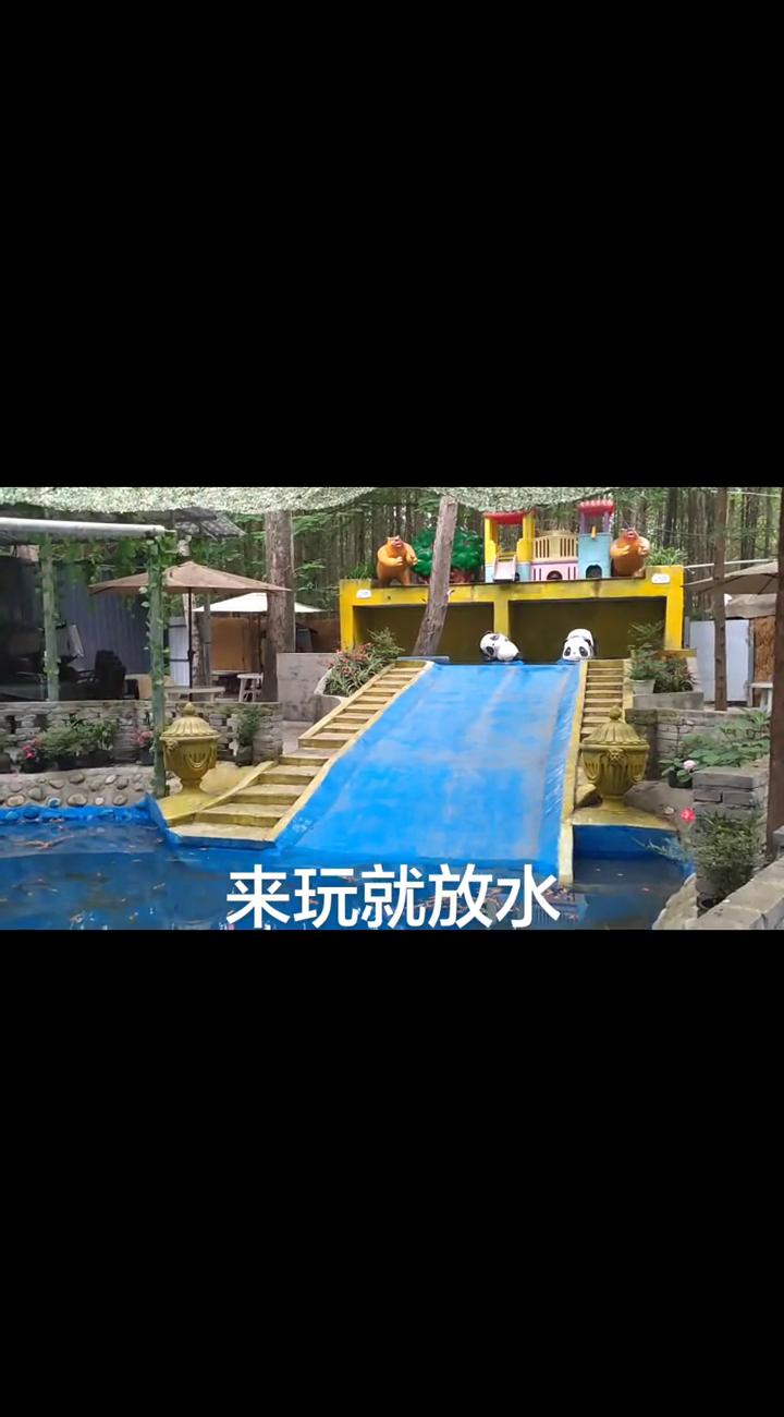 来玩就放水。
快乐空气准备好和旋转木马一起骑。