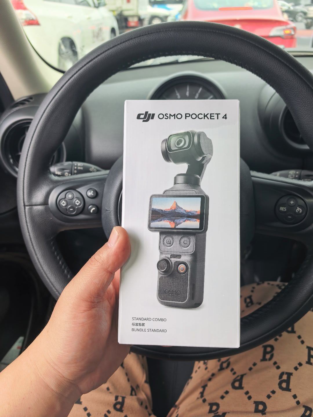 大疆pocket4标准版，最近热度太高了，不知道大家都抢到没有，我的已经到手了。