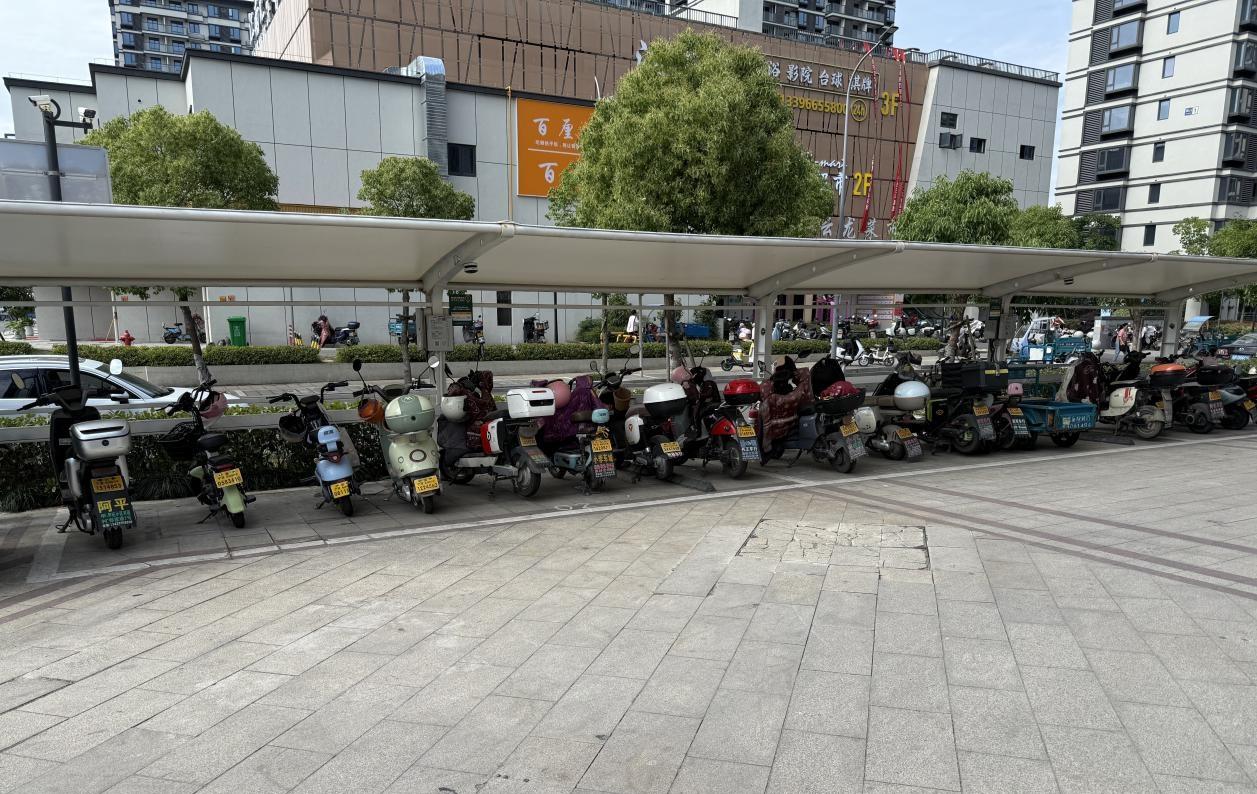 现在走进宁波鄞州区云龙镇双桥社区金云府小区，很难看见楼道车展了。之前，因前期规划