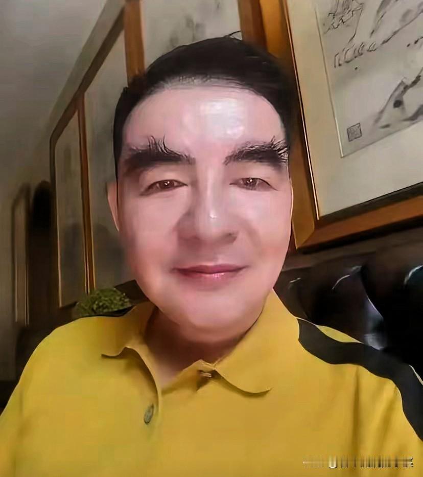 都说面相藏着小门道，
陈光标的眉毛也太显眼了吧！
又浓又粗，比常人茂盛不少，一眼