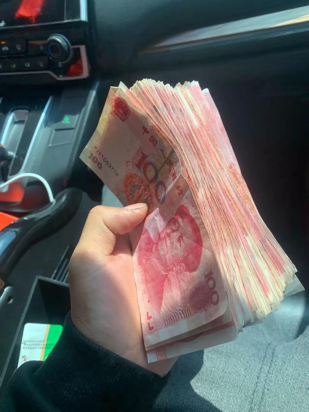 一个月的工资
养活一家四口
到月底一分钱都没有剩余的[泪奔]