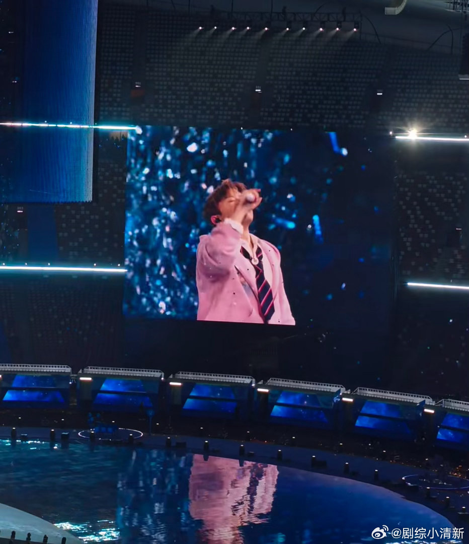 张杰鸟巢演唱会开场就是一个净化 视频点开就后悔没去现场。唢呐声一出来，确实起了一