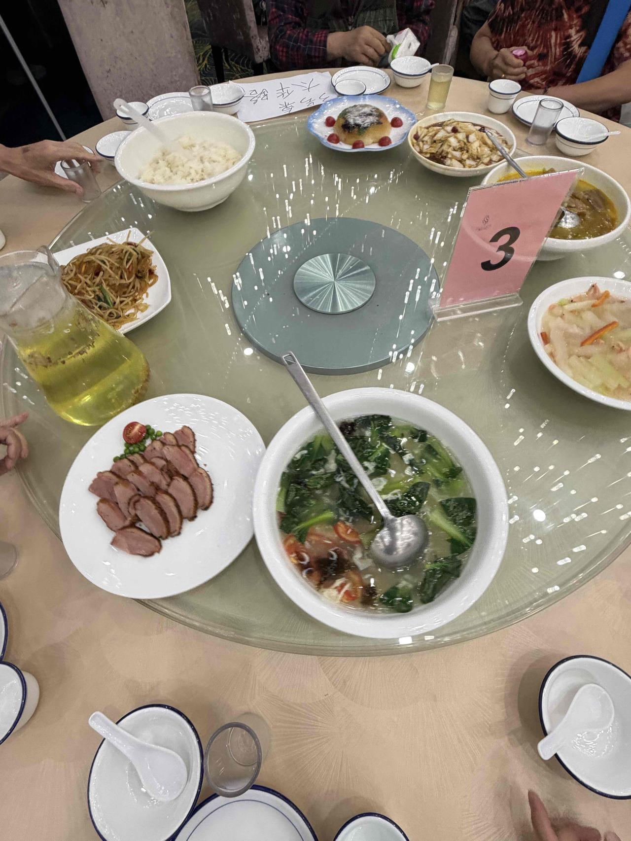 今天中午12点，我在西安永宁门外的陕西会客厅二楼餐厅吃饭。
这是陕西携程旅游公司