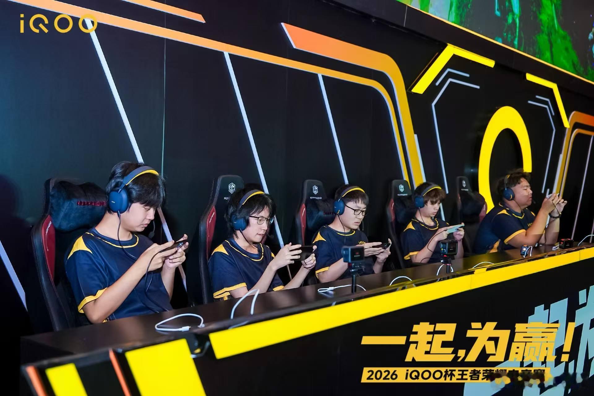 哈尔滨电竞迷终于迎来了iQOO杯 北大区赛可以看出整个场馆不是一般的人多啊，满满