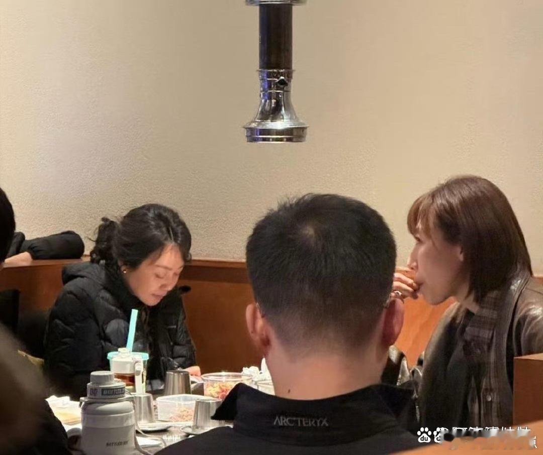 54岁闫妮与好友任素汐在沈阳吃烤肉，羽绒服搭配卷发时髦又接地气，亲和力拉满～ 