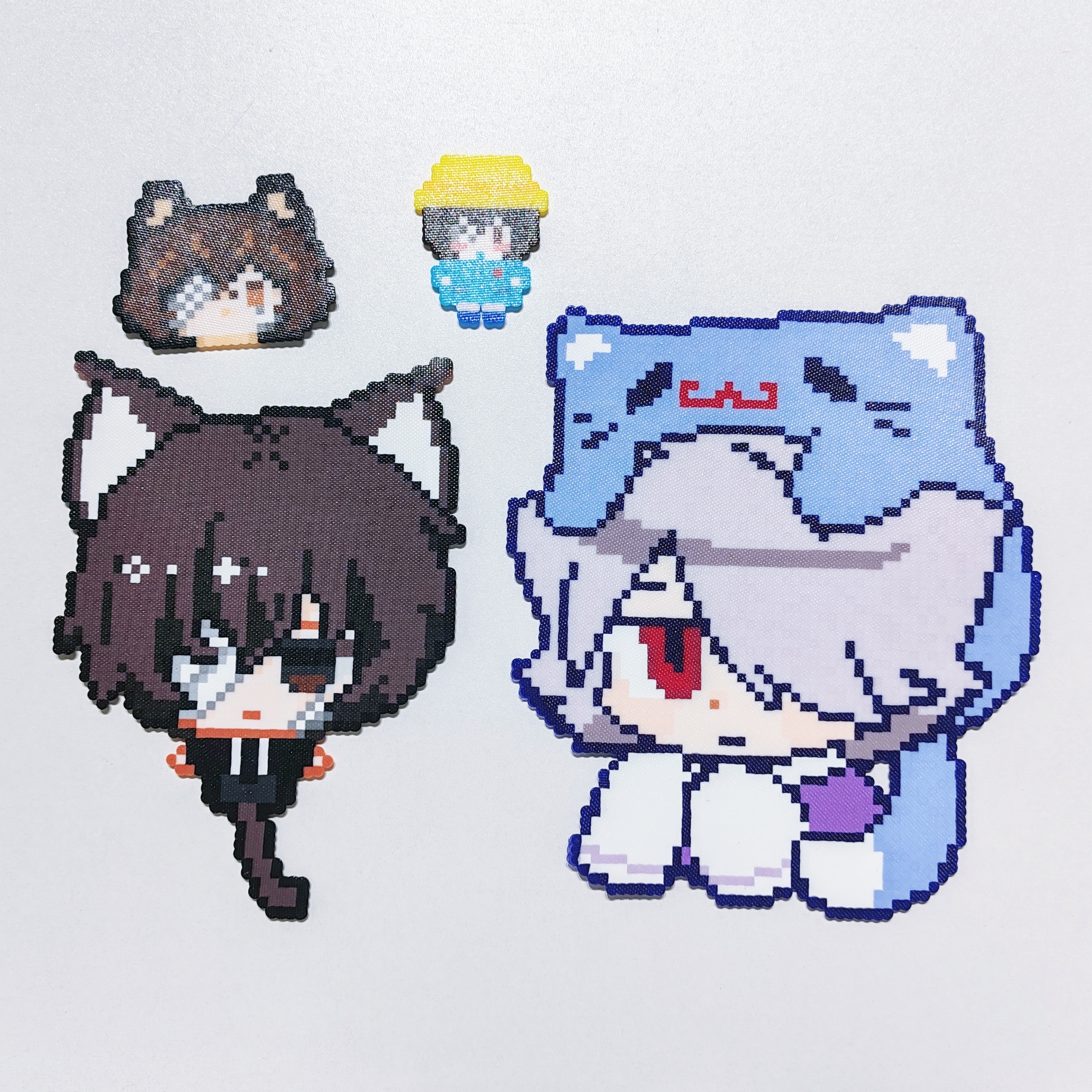 三只黑猫和一大块布丁 