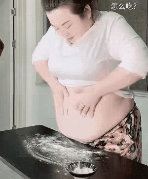 真卖力气？
苦练基本功，还真像那么回事儿，撒上点儿面，放到面板上，这一通揉啊？白