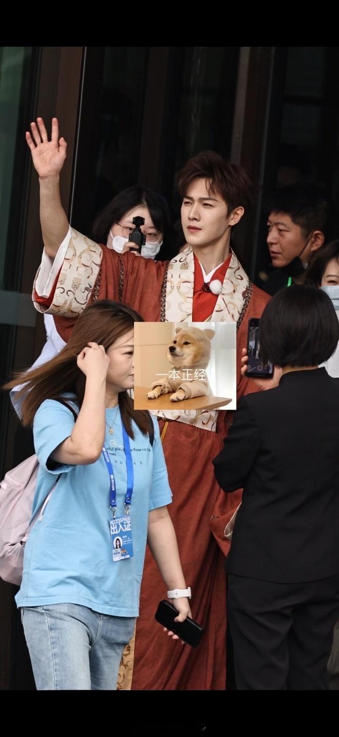 李昀锐差点被绊倒李昀锐差点被衣服绊倒 有人觉得这种小意外很真实可爱，有人说艺人该