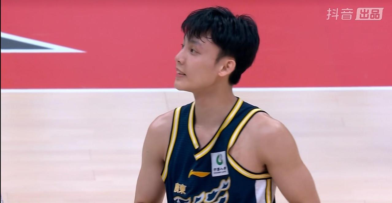 更让人意外的是，这位主力后卫在仅有的2分钟替补时间里，不仅没有完成任何一次出手，