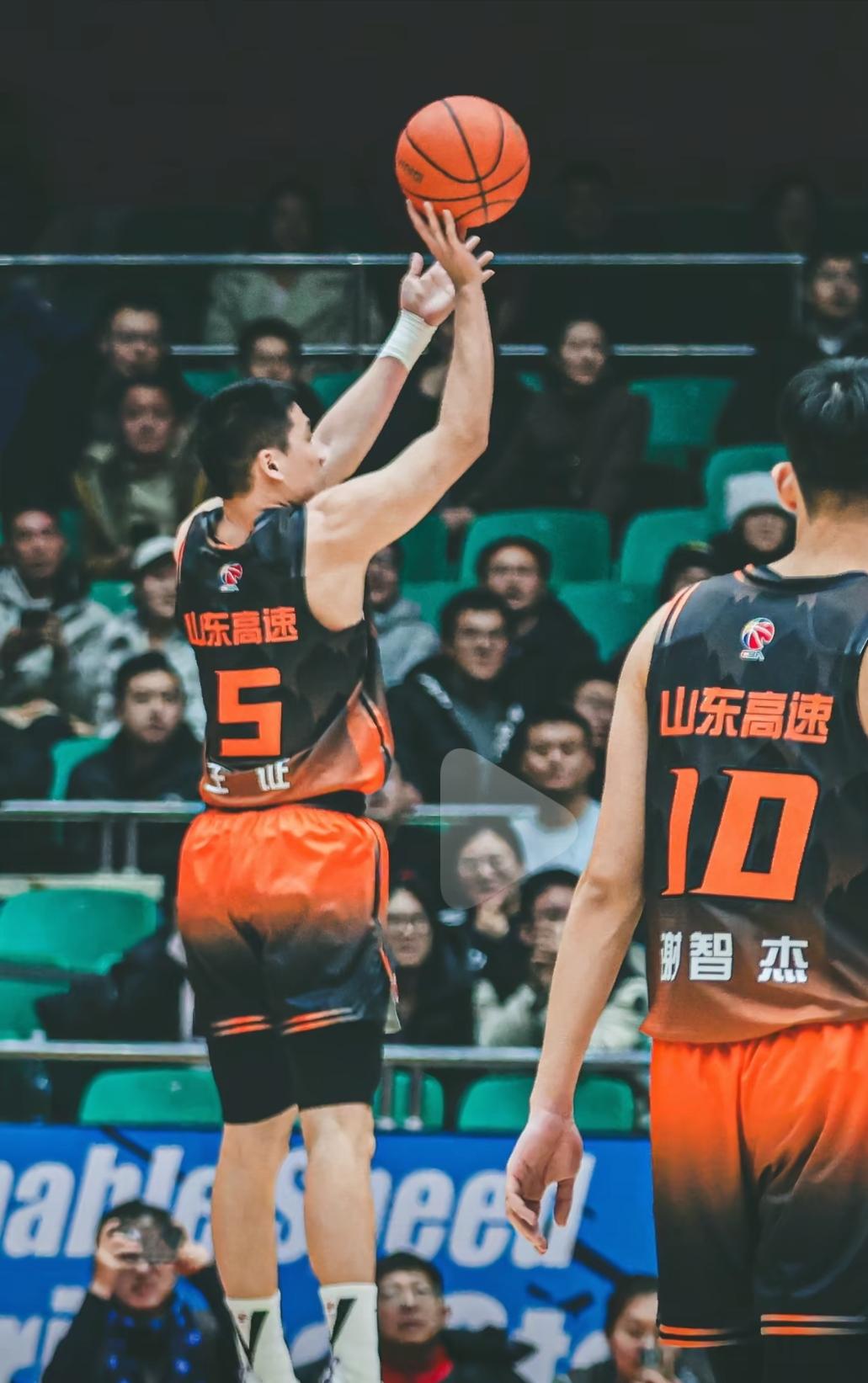 山东男篮客场输给领头羊上海男篮，可以说输的口服心服，客观的说山东男篮今晚打的真不