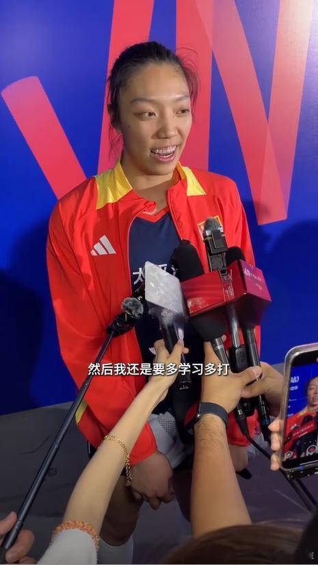 唐欣中国女排1比3波兰女排唐欣：“从昨天开始，我自己就（紧张到）手抖腿抖，不过上